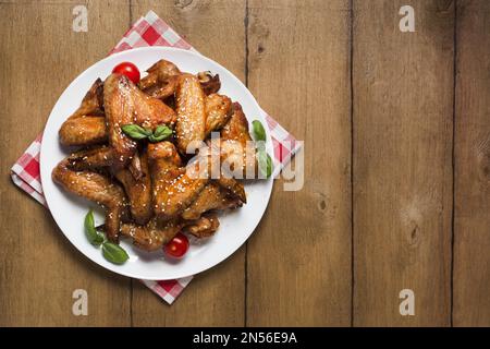 vue de dessus assiette d'ailes de poulet avec espace de copie de graines de sésame. Résolution et superbe photo de haute qualité Banque D'Images