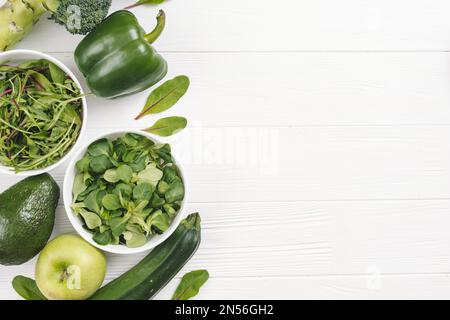 vue en hauteur vert légumes frais sains blanc bureau en bois. Résolution et superbe photo de haute qualité Banque D'Images