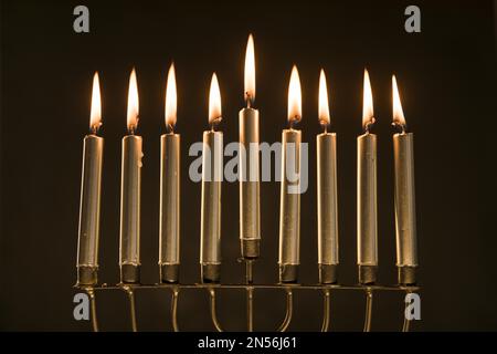 magnifique menorah avec bougies allumées. Résolution et superbe photo de haute qualité Banque D'Images