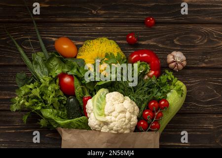 vue de dessus légumes fond en bois. Résolution et superbe photo de haute qualité Banque D'Images