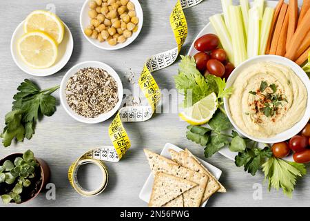 vue de dessus houmous avec ruban de mesure pour assortiment de légumes. Résolution et superbe photo de haute qualité Banque D'Images