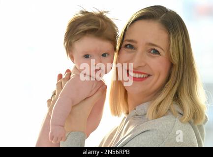 Mère avec bébé, fille, 3 mois, Bade-Wurtemberg, Allemagne Banque D'Images