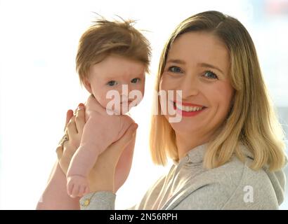 Mère avec bébé, fille, 3 mois, Bade-Wurtemberg, Allemagne Banque D'Images