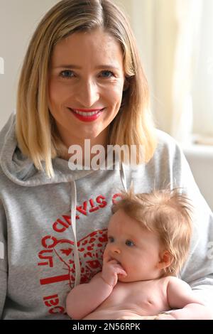 Mère avec bébé, fille, 3 mois, Bade-Wurtemberg, Allemagne Banque D'Images