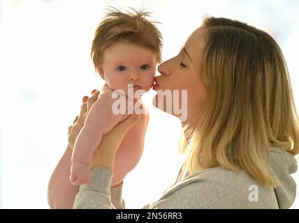 Mère avec bébé, fille, 3 mois, Bade-Wurtemberg, Allemagne Banque D'Images