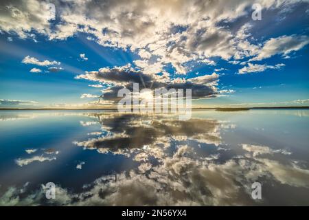 Filso avec le reflet des nuages dans le calme du matin, Henne Strand, Syddanmark, Danemark Banque D'Images