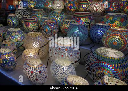 Lampes de table décorées de mosaïques de couleurs variées à vendre dans un marché de rue Banque D'Images
