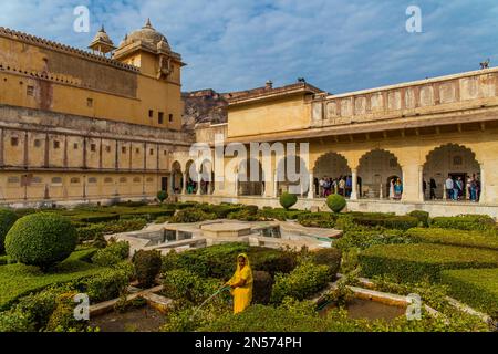 Jardin de Mughal en face du Palais miroir, fort d'Amber, Amber, Rajasthan, Inde Banque D'Images