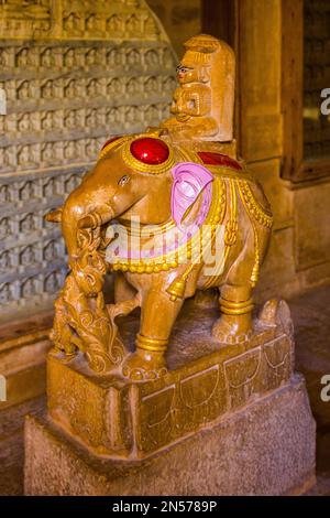 Éléphant, temple de Chandraprabhu Jain dans le fort, Jaisalmer, Jaisalmer, Rajasthan, Inde Banque D'Images