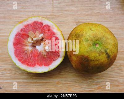 Fruits - Pomelo. Nom scientifique - Citrus maxima. C'est le plus grand fruit d'agrumes de la famille des Rutaceae. Banque D'Images