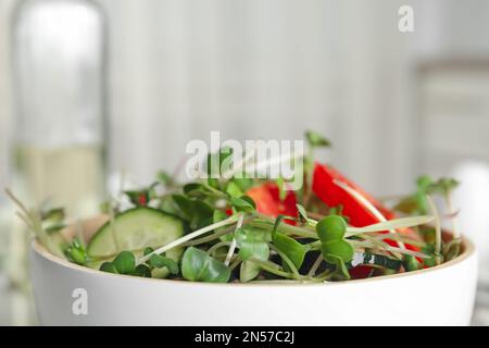 Salade avec des microverts frais biologiques dans un bol à l'intérieur, gros plan Banque D'Images