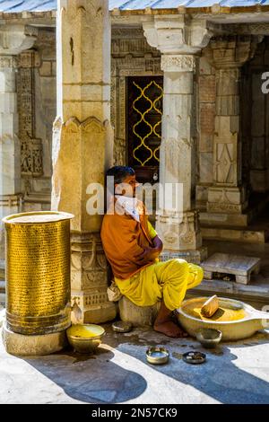 Prêtre, complexe du temple de Ranakpur, témoignage le plus important de l'architecture de Jain en Inde, Ranakpur, Rajasthan, Inde Banque D'Images