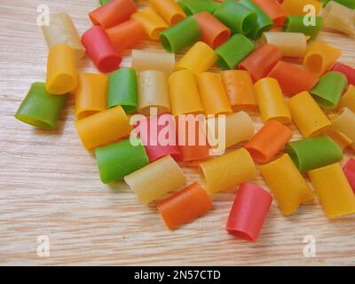 En-cas colorés en forme de tuyau prêts à frire. Banque D'Images