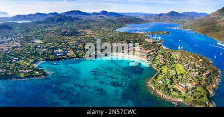 Italie été holidyas . L'île de Sardegna - superbe côte d'émeraude (costa smeralda) avec de belles plages. Vue aérienne de la plage d'ira avec mer turquoise Banque D'Images