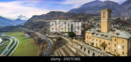 Italie, région de Valle d'Aoste célèbre avec ses châteaux historiques médiévaux. Pittoresque village de Sarre et magnifique château vue aérienne sur drone Banque D'Images