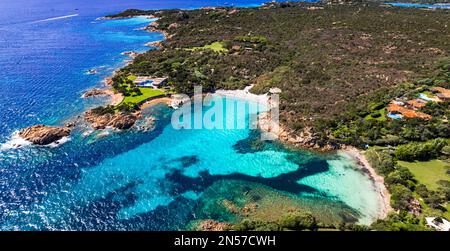 Italie été holidyas . L'île de Sardegna - superbe côte d'émeraude (Costa Smeralda) avec de belles plages. Vue aérienne de la petite plage de Romazzino Banque D'Images