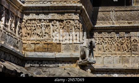 Relief avec des représentations de Vishnu, des nymphes dansantes, des scènes de la vie de Krishna, des éléphants, des danseurs et des musiciens, Temple Jagdish, Udaipur Banque D'Images