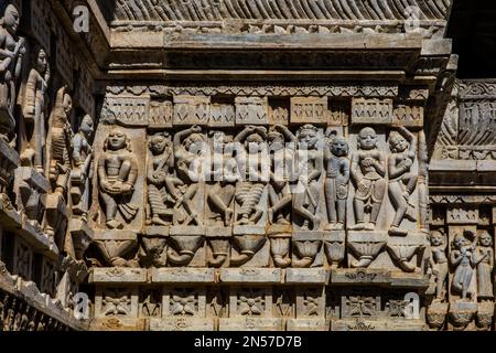 Relief avec des représentations de Vishnu, des nymphes dansantes, des scènes de la vie de Krishna, des éléphants, des danseurs et des musiciens, Temple Jagdish, Udaipur Banque D'Images