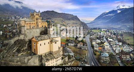 Italie, région de Valle d'Aoste célèbre avec ses châteaux historiques médiévaux. Ville pittoresque de Saint-Pierre et château magnifique vue aérienne sur les drones Banque D'Images