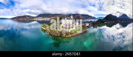 Superbes lacs pittoresques des Alpes européennes - magnifique Annecy avec château de conte de fées Duingt. vue panoramique aérienne. Voyage en France Banque D'Images