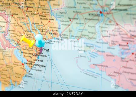 MYKOLAIV, UKRAINE - 09 NOVEMBRE 2020 : ville d'Odesa marquée de punaises sur la carte de l'Ukraine, en gros plan Banque D'Images