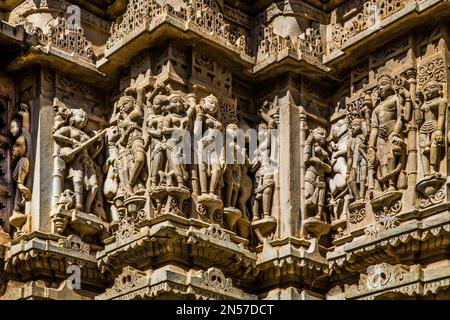 Relief avec des représentations de Vishnu, des nymphes dansantes, des scènes de la vie de Krishna, des éléphants, des danseurs et des musiciens, Temple Jagdish, Udaipur Banque D'Images