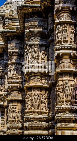 Relief avec des représentations de Vishnu, des nymphes dansantes, des scènes de la vie de Krishna, des éléphants, des danseurs et des musiciens, Temple Jagdish, Udaipur Banque D'Images