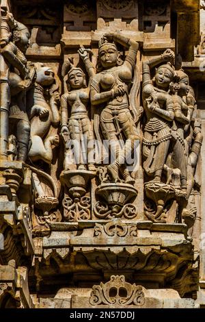 Relief avec des représentations de Vishnu, des nymphes dansantes, des scènes de la vie de Krishna, des éléphants, des danseurs et des musiciens, Temple Jagdish, Udaipur Banque D'Images