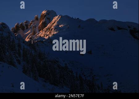 Lever du soleil pic d'hiver dans les montagnes de Fagaras, Roumanie Banque D'Images