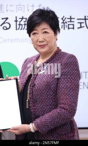 Tokyo, Japon. 9th févr. 2023. Le gouverneur de Tokyo, Yuriko Koike, présente jeudi à 9 février 2023 l'accord de partenariat avec Microsoft Japan pour la transformation numérique du gouvernement métropolitain de Tokyo. (Photo de Yoshio Tsunoda/AFLO) Banque D'Images