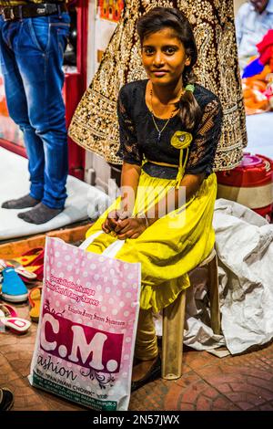 Jeune femme indienne vêtue de l'Ouest, Rajasthan, Inde Banque D'Images