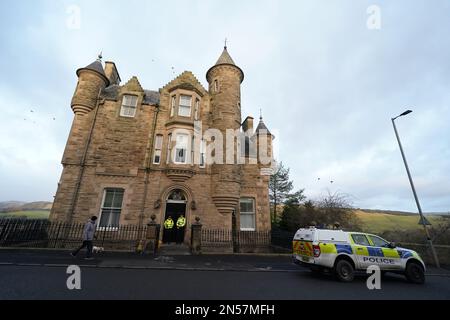 Des policiers devant le tribunal du shérif de Selkirk, aux frontières écossaises, où un jeune de 53 ans arrêté en raison de la disparition d'une jeune fille de 11 ans de Galashiels devrait apparaître aujourd'hui. Date de la photo: Jeudi 9 février 2023. Banque D'Images