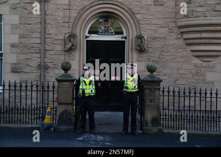 Des policiers devant le tribunal du shérif de Selkirk, aux frontières écossaises, où un jeune de 53 ans arrêté en raison de la disparition d'une jeune fille de 11 ans de Galashiels devrait apparaître aujourd'hui. Date de la photo: Jeudi 9 février 2023. Banque D'Images