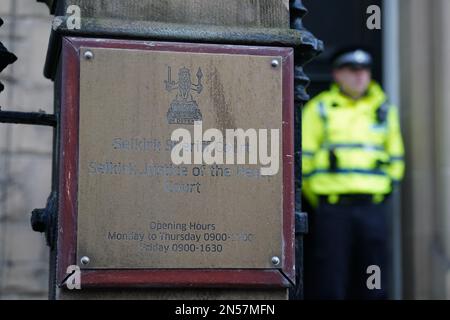 Des policiers devant le tribunal du shérif de Selkirk, aux frontières écossaises, où un jeune de 53 ans arrêté en raison de la disparition d'une jeune fille de 11 ans de Galashiels devrait apparaître aujourd'hui. Date de la photo: Jeudi 9 février 2023. Banque D'Images