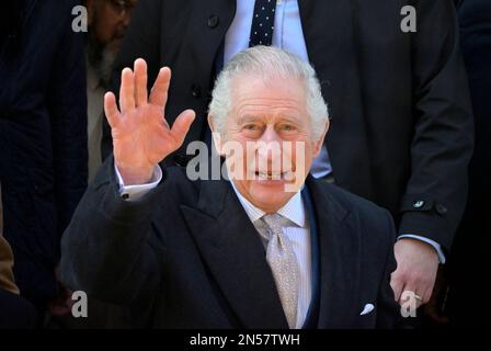 Le roi Charles III quitte la mosquée Masjid de Brick Lane à la fin de sa visite avec Camilla dans la communauté bangladaise de l'extrémité est de Londo Banque D'Images