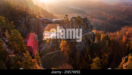 Hrensko, République Tchèque - vue panoramique aérienne de la magnifique Pravcicka Brana (porte de Pravcicka) dans le parc national de la Suisse de Bohême, le plus grand n Banque D'Images