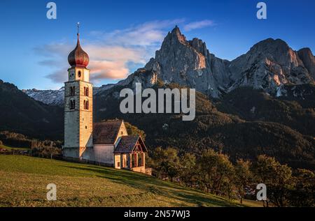 SEIS am Schlern, Italie - célèbre St. L'église Valentin et le mont Sciliar en arrière-plan. Paysage de montagne idyllique dans les Dolomites italiens avec b Banque D'Images