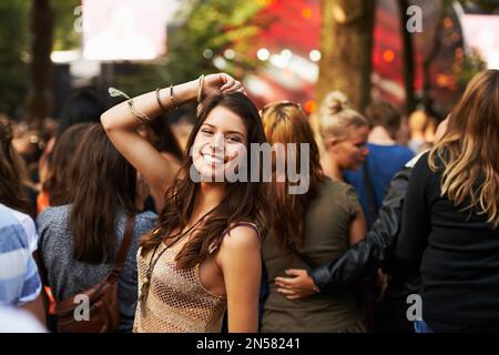 J'adore le concert. Portrait d'une femme attirante dans une foule à un festival de musique. Banque D'Images