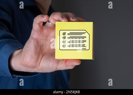 Le concept de signature électronique, les gens d'affaires signent des documents électroniques sur des documents numériques. Bureau sans papier, signature d'un futur contrat commercial Banque D'Images