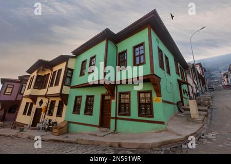 Afyonkarahisar, Turquie, 20 janvier 2023 : rue avec pouf turc traditionnel maisons dans la vieille ville d'Afyonkarahisar. Afyonkarahisar paysage urbain Afyon ca Banque D'Images