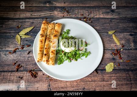 Plaque de foccacia et de burrata sur une table en bois Banque D'Images