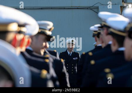 La cérémonie se tient sur le pont de vol du porte-hélicoptère amphibie (PHA) Dixmude. Le porte-hélicoptère amphibie (PHA) Dixmude et la frégate la Fayette, de la Marine française, ont quitté Toulon mercredi 8 février 2023 pour la mission Jeanne d’Arc en 14th. Après une cérémonie présidée par le général Thierry Burkhard, Chef d'état-major des forces armées françaises, les deux navires ont navilé sous le soleil, mais dans un vent fort et froid d'est. Photo de Laurent Coust/ABACAPRESS.COM Banque D'Images