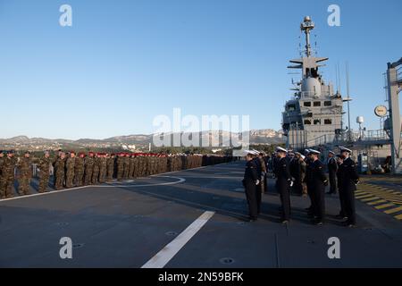 La cérémonie se tient sur le pont de vol du porte-hélicoptère amphibie (PHA) Dixmude. Le porte-hélicoptère amphibie (PHA) Dixmude et la frégate la Fayette, de la Marine française, ont quitté Toulon mercredi 8 février 2023 pour la mission Jeanne d’Arc en 14th. Après une cérémonie présidée par le général Thierry Burkhard, Chef d'état-major des forces armées françaises, les deux navires ont navilé sous le soleil, mais dans un vent fort et froid d'est. Photo de Laurent Coust/ABACAPRESS.COM Banque D'Images