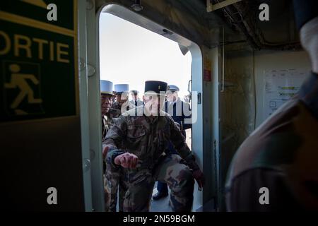 Les soldats retournent à l'intérieur du porte-hélicoptère amphibie (PHA) Dixmude. Le porte-hélicoptère amphibie (PHA) Dixmude et la frégate la Fayette, de la Marine française, ont quitté Toulon mercredi 8 février 2023 pour la mission Jeanne d’Arc en 14th. Après une cérémonie présidée par le général Thierry Burkhard, Chef d'état-major des forces armées françaises, les deux navires ont navilé sous le soleil, mais dans un vent fort et froid d'est. Photo de Laurent Coust/ABACAPRESS.COM Banque D'Images