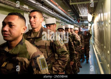 Les soldats retournent à l'intérieur du porte-hélicoptère amphibie (PHA) Dixmude. Le porte-hélicoptère amphibie (PHA) Dixmude et la frégate la Fayette, de la Marine française, ont quitté Toulon mercredi 8 février 2023 pour la mission Jeanne d’Arc en 14th. Après une cérémonie présidée par le général Thierry Burkhard, Chef d'état-major des forces armées françaises, les deux navires ont navilé sous le soleil, mais dans un vent fort et froid d'est. Photo de Laurent Coust/ABACAPRESS.COM Banque D'Images