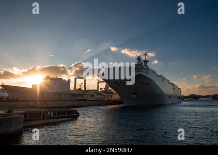 Le porte-hélicoptère amphibie (PHA) Dixmude. Le porte-hélicoptère amphibie (PHA) Dixmude et la frégate la Fayette, de la Marine française, ont quitté Toulon mercredi 8 février 2023 pour la mission Jeanne d’Arc en 14th. Après une cérémonie présidée par le général Thierry Burkhard, Chef d'état-major des forces armées françaises, les deux navires ont navilé sous le soleil, mais dans un vent fort et froid d'est. Photo de Laurent Coust/ABACAPRESS.COM Banque D'Images