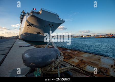 Le porte-hélicoptère amphibie (PHA) Dixmude. Le porte-hélicoptère amphibie (PHA) Dixmude et la frégate la Fayette, de la Marine française, ont quitté Toulon mercredi 8 février 2023 pour la mission Jeanne d’Arc en 14th. Après une cérémonie présidée par le général Thierry Burkhard, Chef d'état-major des forces armées françaises, les deux navires ont navilé sous le soleil, mais dans un vent fort et froid d'est. Photo de Laurent Coust/ABACAPRESS.COM Banque D'Images