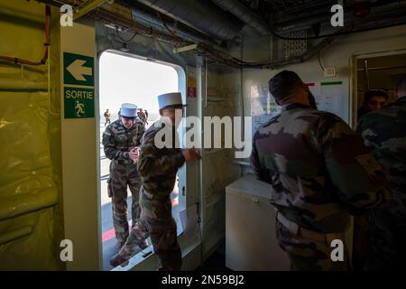 Les soldats retournent à l'intérieur du porte-hélicoptère amphibie (PHA) Dixmude. Le porte-hélicoptère amphibie (PHA) Dixmude et la frégate la Fayette, de la Marine française, ont quitté Toulon mercredi 8 février 2023 pour la mission Jeanne d’Arc en 14th. Après une cérémonie présidée par le général Thierry Burkhard, Chef d'état-major des forces armées françaises, les deux navires ont navilé sous le soleil, mais dans un vent fort et froid d'est. Photo de Laurent Coust/ABACAPRESS.COM Banque D'Images