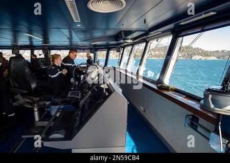 Le poste de commandement du porte-hélicoptère amphibie (PHA) Dixmude. Le porte-hélicoptère amphibie (PHA) Dixmude et la frégate la Fayette, de la Marine française, ont quitté Toulon mercredi 8 février 2023 pour la mission Jeanne d’Arc en 14th. Après une cérémonie présidée par le général Thierry Burkhard, Chef d'état-major des forces armées françaises, les deux navires ont navilé sous le soleil, mais dans un vent fort et froid d'est. Photo de Laurent Coust/ABACAPRESS.COM Banque D'Images