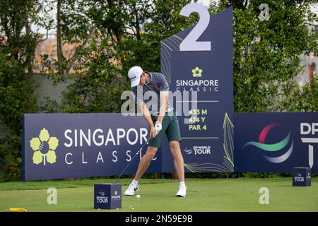 Singapour, SINGAPOUR. 09th février 2023. Tom McKibbin, d'IRLANDE DU NORD, débarque au trou 2 au cours de la ronde 1st du DP World Singapore Classic au Laguna National Golf Resort Club de Singapour, SINGAPOUR. McKibbin fermera avec un huit-moins de 64 pour prendre le pavillon en tête sur 8-under par. Crédit : Jason Butler/Alay Live News. Banque D'Images